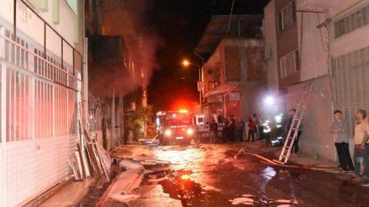 İzmirde mobilya atölyesinde yangın