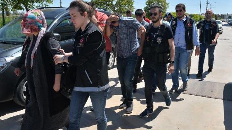Eşinin vücuduna sardığı esrarla yakalandı