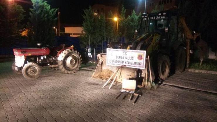 Kepçeyle kazı yapan defineciler suçüstü yakalandı