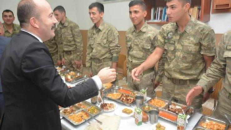 Kaymakam Uygur sınırda askerlerle iftar yaptı