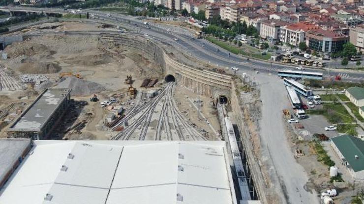 TIRlarla getirilen trenler raylara indirildi