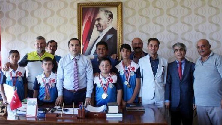 Güreş birincilerinden protokole ziyaret