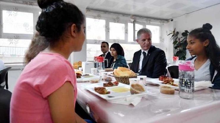 Vali Gül, öğrenci kızlarla iftar yaptı