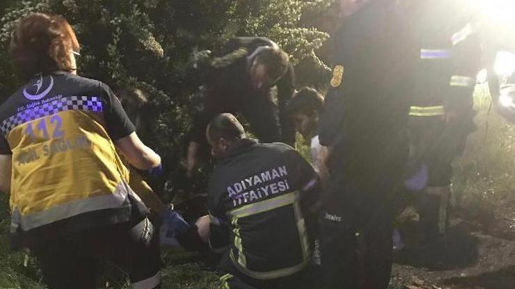 Adıyamanda hafif ticari araç devrildi: 2 yaralı