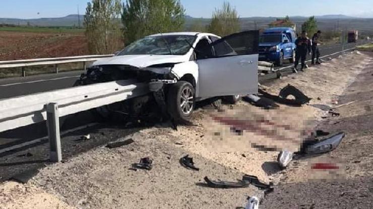 Otomobil, çarptığı bariyerde kaldı; sürücünün bacağı koptu