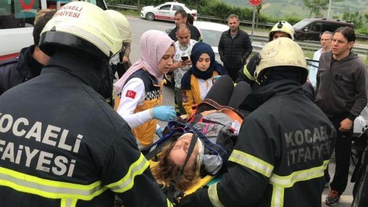 2 otomobil kavşakta çarpıştı: 1 yaralı
