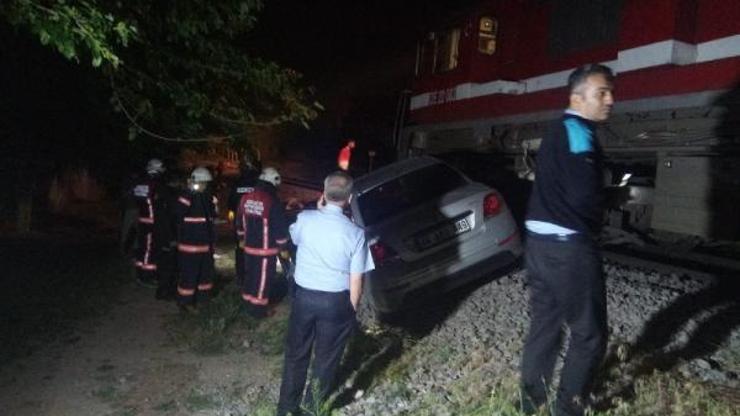 Yolcu treni hemzemin geçitte otomobile çarptı