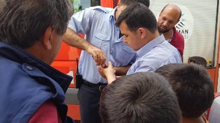 İngiliz anahtarına sıkışan parmağını itfaiye kurtardı