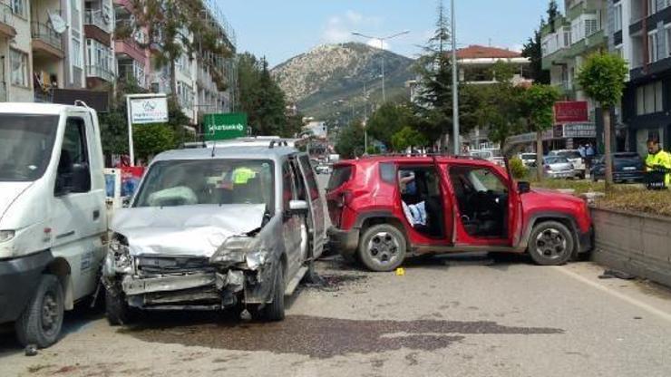 Trafikte birbirlerine silahla ateş açıp, kaza yaptılar