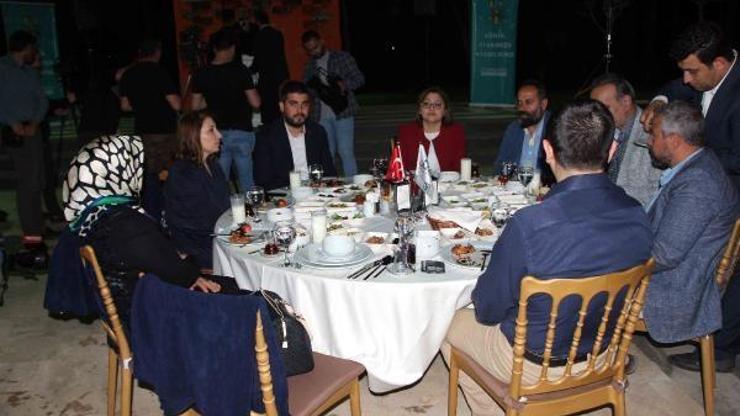 Şahin, gazetecilerle iftarda buluştu