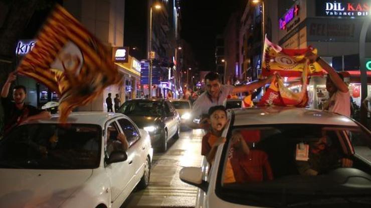 İzmit’te Galatasaray taraftarından şampiyonluk kutlaması