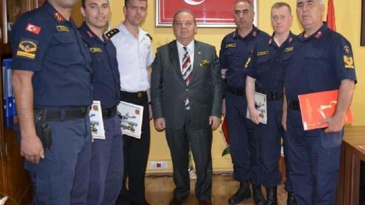 Akbükteki ağaçları kesenleri yakalayan jandarmalara başarı belgesi