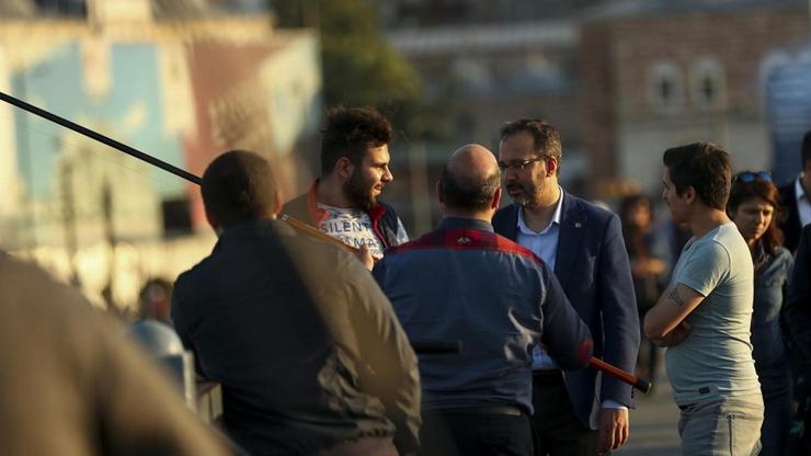 Bakan Kasapoğlu Galata Köprüsünde balık tuttu