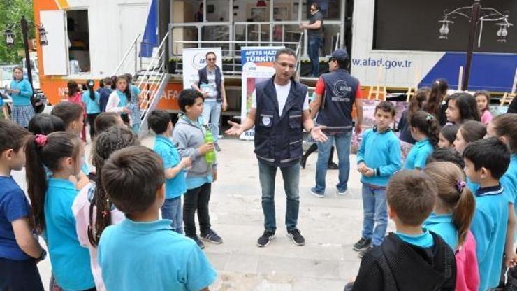 Simülasyonda 7 büyüklüğündeki deprem deneyimini yaşadılar