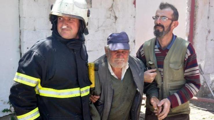 Evinin yanmasını gözyaşlarıyla izledi