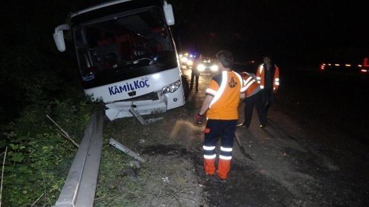 Otomobille çarpışan otobüs bariyerlere çarparak durabildi