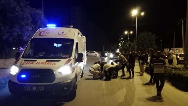 Motosikletler otomobille çarpıştı: 2 yaralı