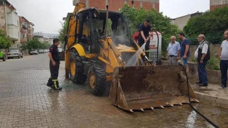 Park halindeki iş makinesinde yangın çıktı
