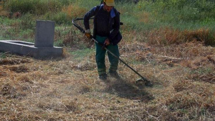 Diyarbakırda mezarlıklarda bayram temizliği