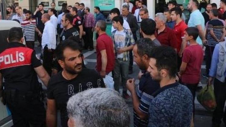 Banka çalışanın yakınları tartıştığı müşterinin otelini bastı: 7 yaralı