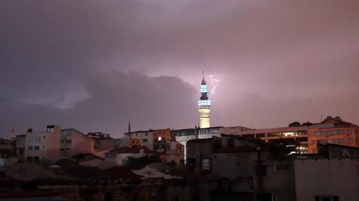 İstanbulda sağanak yağış etkili oldu