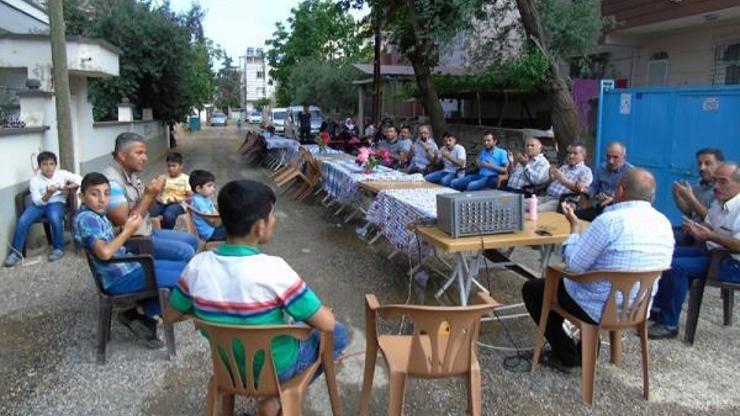 Komşular sokak iftarında bir araya geldi