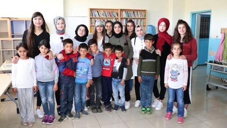 Midyatta, liselilerden öğrencilere kitap
