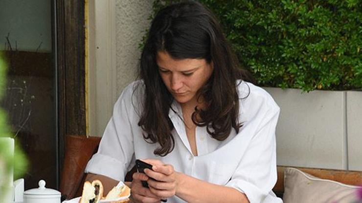 Başını telefondan kaldırmadı
