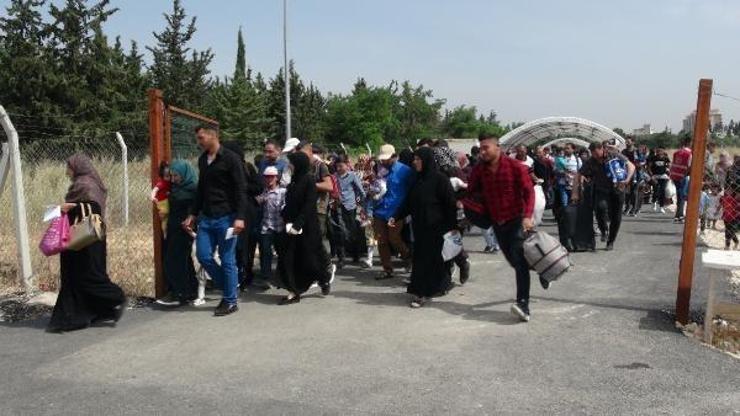 Suriyeliler sınırı koşarak geçiyor
