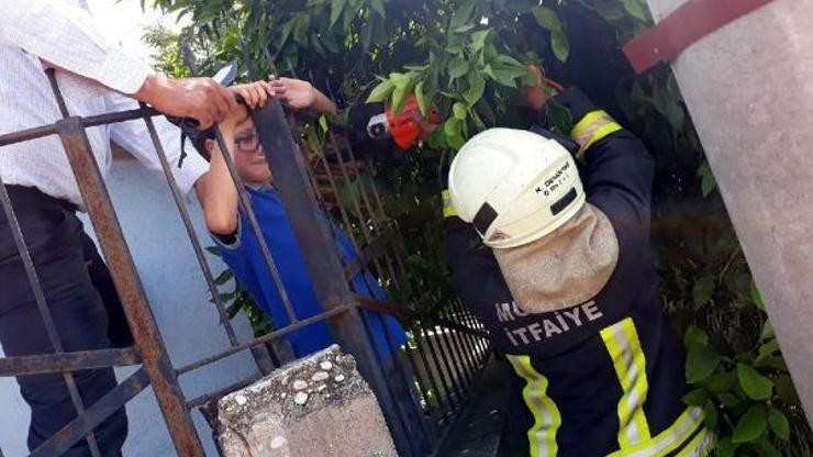 Duvara tırmanırken düşen Alperenin koluna, demir saplandı