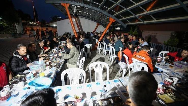 Arama kurtarma ekipleri iftarda bir araya geldi