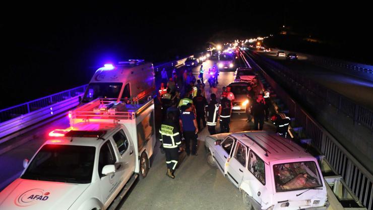 Adıyamanda üç otomobil çarpıştı: 11 yaralı