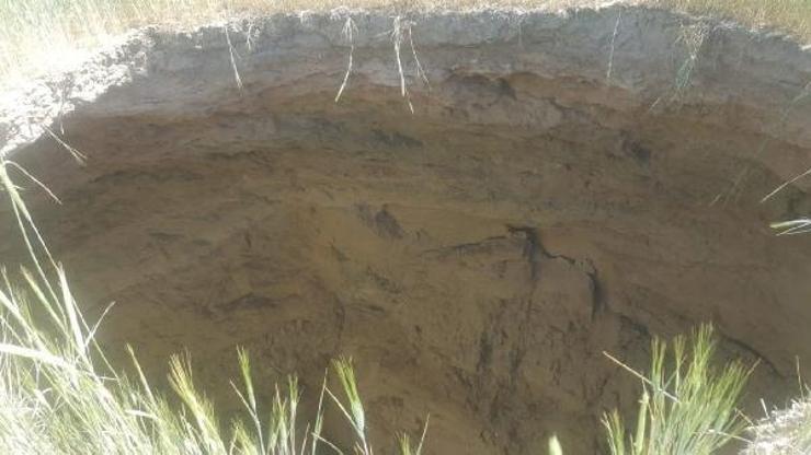 Karapınarda, 25 metre derinliğinde yeni obruk oluştu
