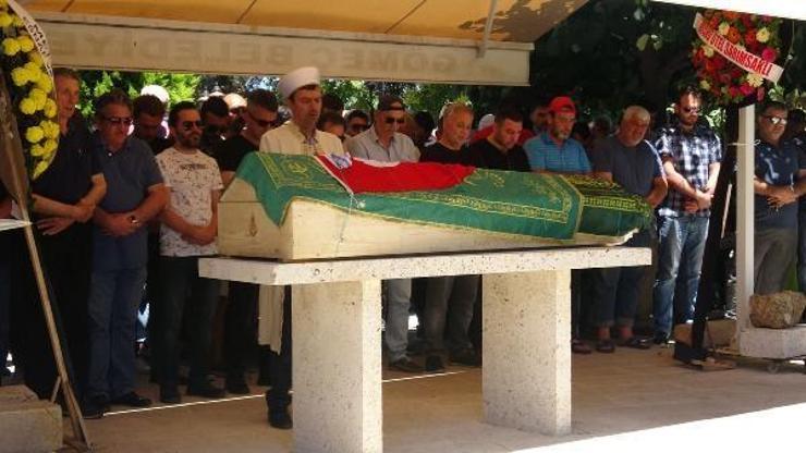 Uyuşturucudan ölen 2 genç, toprağa verildi