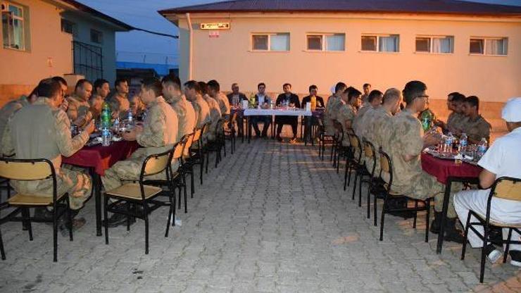 Reşadiye Kaymakamı Mete, Mehmetçiklerle iftar yaptı
