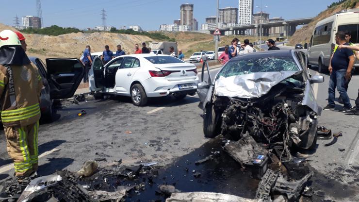 Başakşehirde zincirleme trafik kazası: 1i ağır 3 yaralı