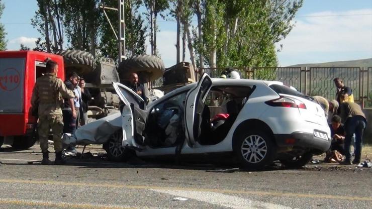 Vanda otomobil iş makinesine çarptı: 3 ölü, 4 yaralı