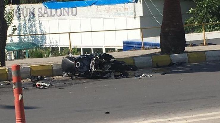 Polis aracına çarptıktan sonra otomobilin altında kalan motosikletli öldü