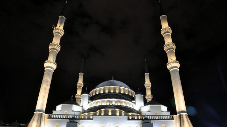 Kadir Gecesi’nde Ankara’da camiler doldu taştı