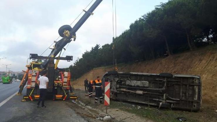 TEM Otoyolunda servis minibüsü devrildi