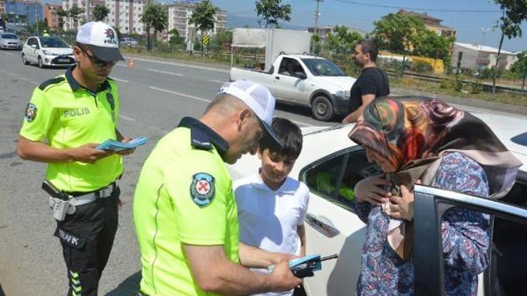 Orhangazide polis çocuklara karne dağıttı