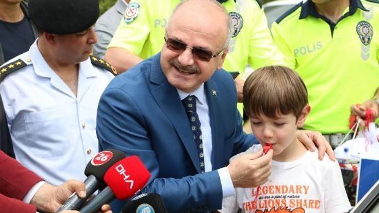 Eskişehir Valisi Çakacak, çocuklara sürücü karnesi dağıttı