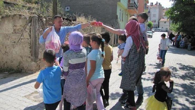 Hisarcıkta çocuklara bayram şekeri dağıtma geleneği