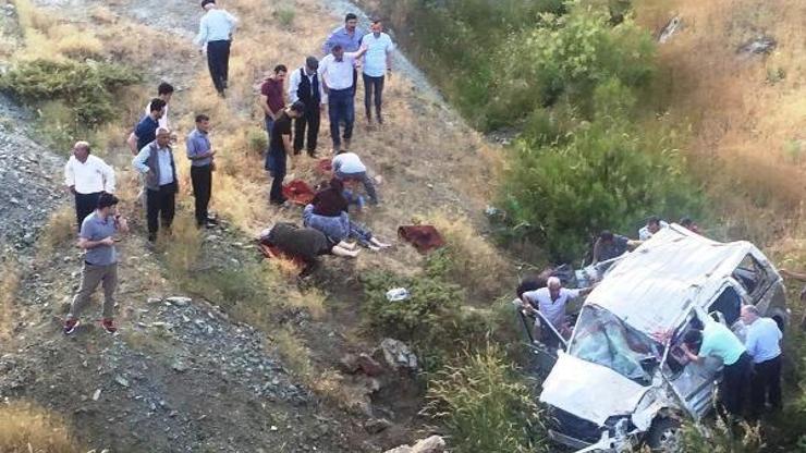 Şarampole devrilen hafif ticari araçtaki 7 kişi yaralandı