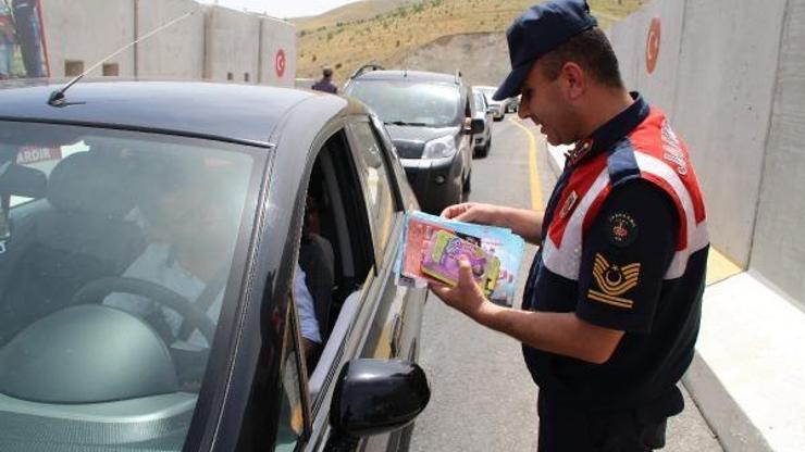 Jandarmadan şekerli ve oyuncaklı yol kontrolü