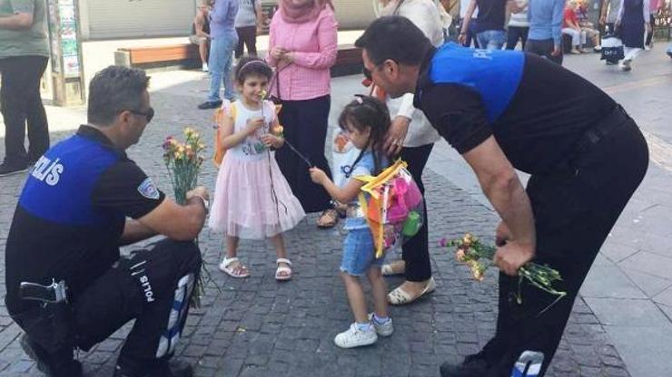 Polis karanfil dağıttı, vatandaşlarla bayramlaştı