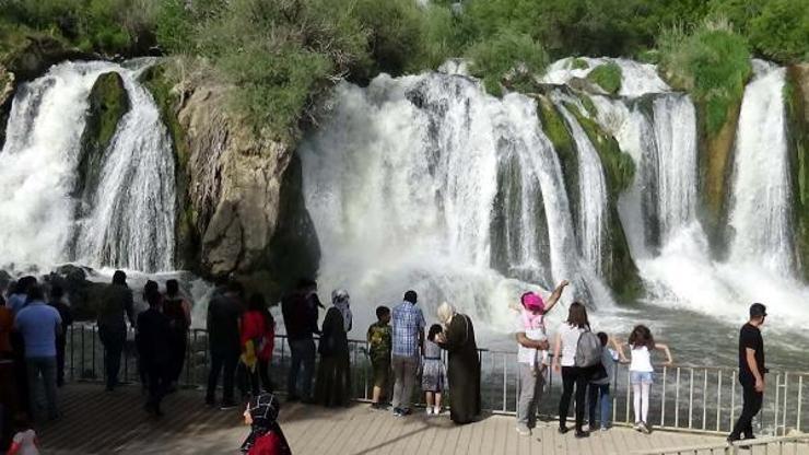 Muradiye Şelalesine ziyaretçi akını