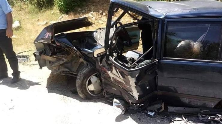 Otomobiller kafa kafaya çarpıştı: 13 yaralı