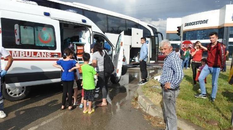 Yolcu otobüsü kırmızı ışıkta 7 araca çarptı: 7 yaralı