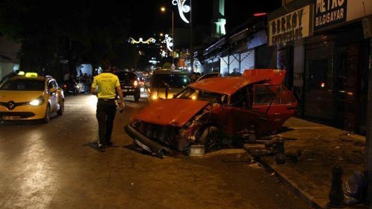 Kontrolden çıkan otomobil seyyar kebapçı tezgahına çarptı: 2 yaralı